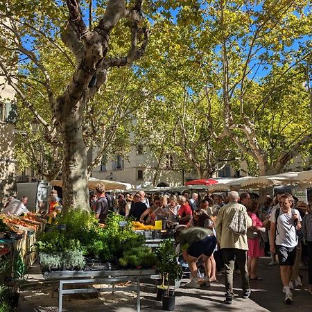 Une Chambre A Uzes Bagian luar foto